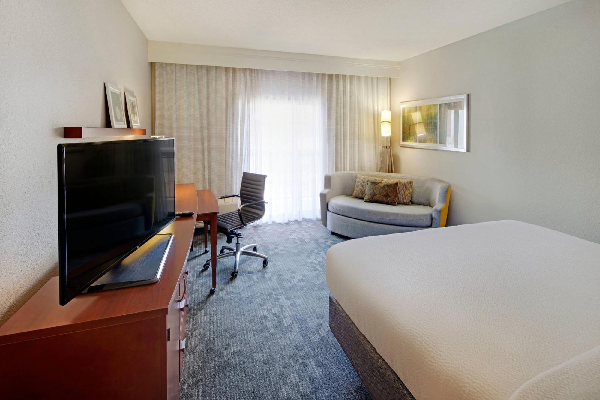 Courtyard Atlanta Norcross/Peachtree Corners Hotel Exterior photo